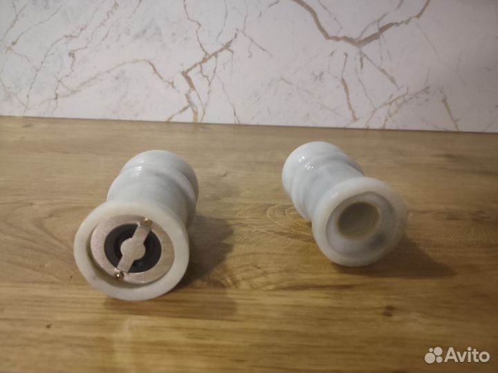 Солонка к и перечница с мельницей белый мрамор