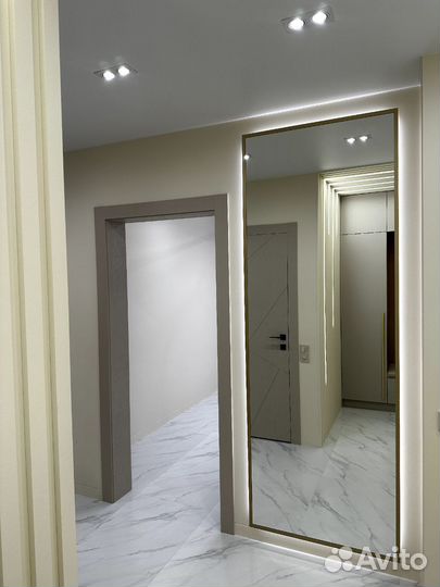 Зеркало в алюминиевой раме