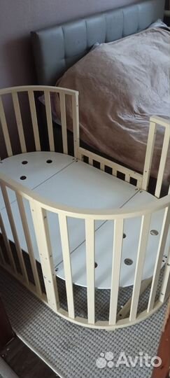 Детская кроватка с маятником