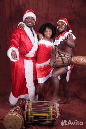 Африканский дед мороз и снегурочка поздравляют
