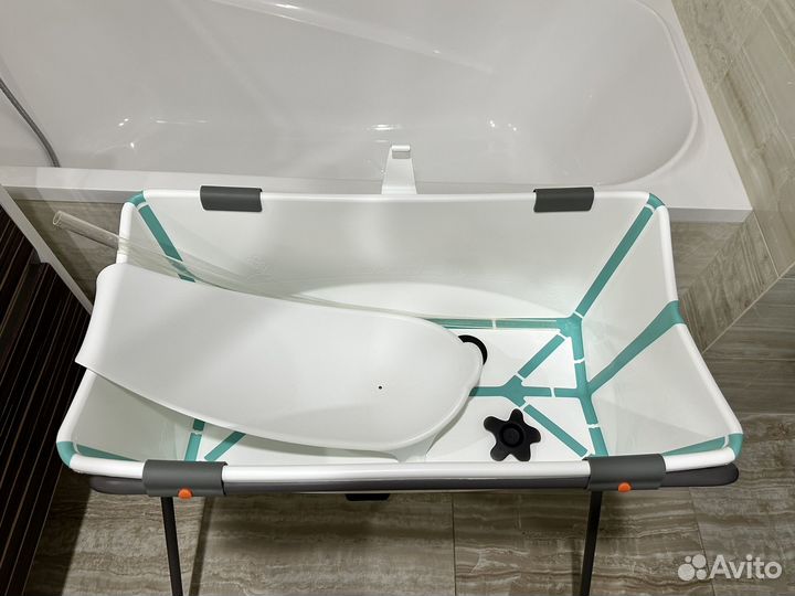 Детская ванночка stokke с подставкой и горкой