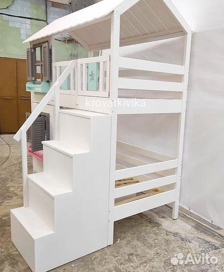 Детская кровать домик с лестницей комодом