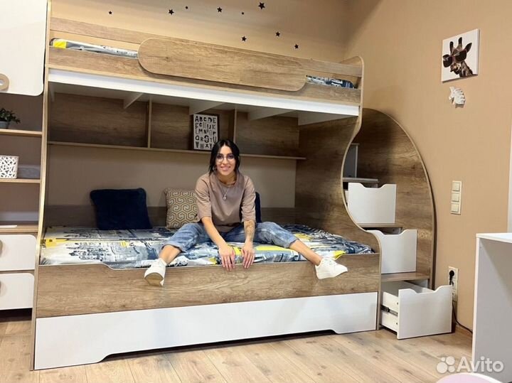 Двухъярусная кровать три спальных места
