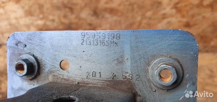 Кронштейн усилителя переднего бампера правый Opel