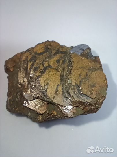 Красивый кристалл Пирротин, галенит