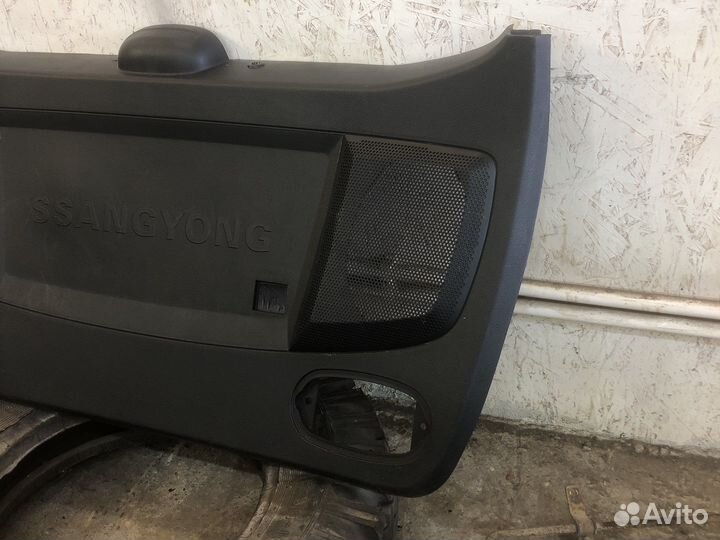 Обшивка двери багажника Ssang Yong Rexton 1