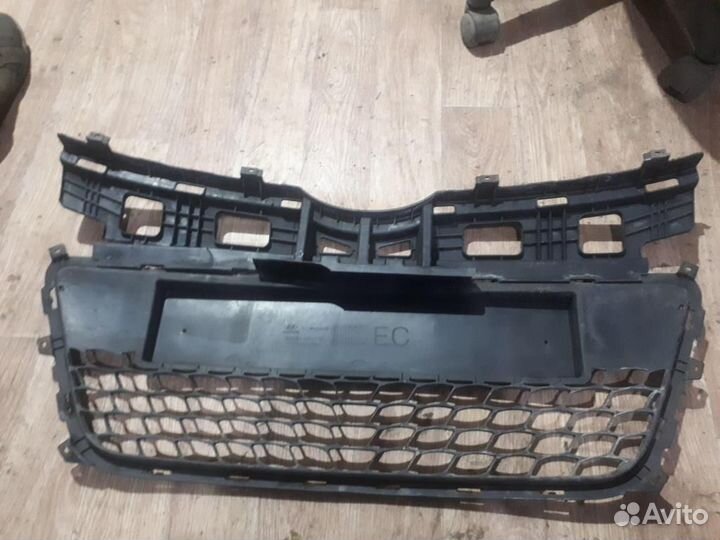 Решетка в бампер центральная Hyundai i30 2007-2012