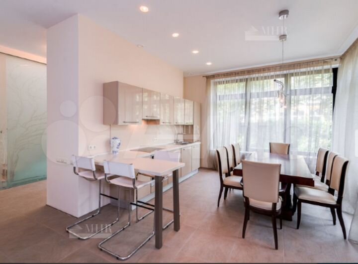 Дом 470 м² на участке 12 сот.