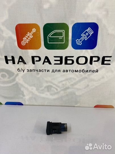 Кнопка открывания багажника Toyota Camry XV70