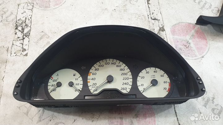 Приборная панель на на Mercedes W208 CLK