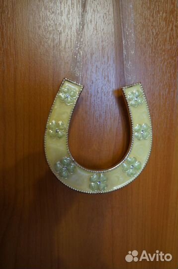 Подкова с цветами. Эмаль. Красный куб