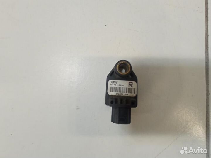 Датчик бокового удара Toyota Avensis T250 ZZT251L