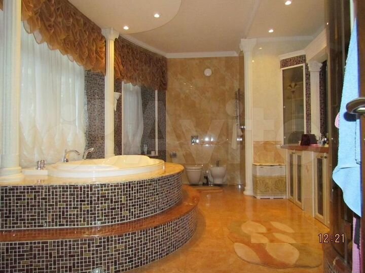 Коттедж 840 м² на участке 30 сот.