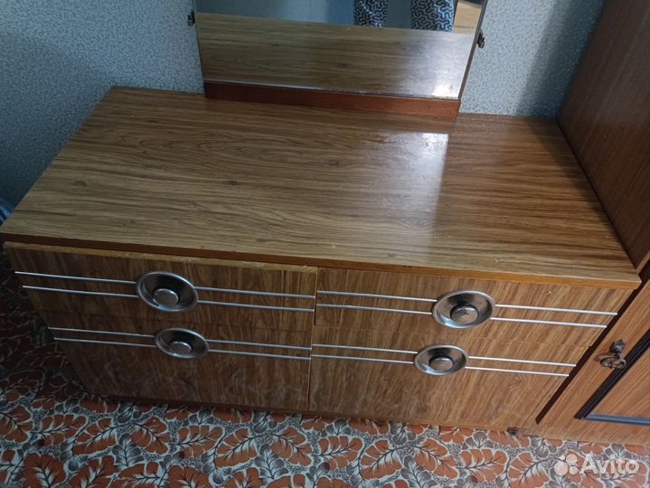 Трюмо с зеркалом