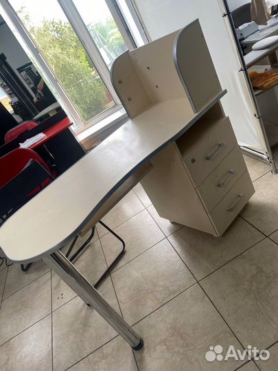 Маникюрный стол