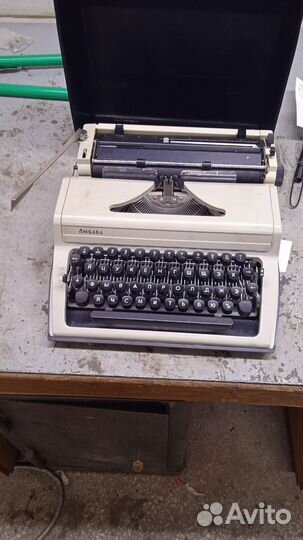 Печатная машинка механическая с футляром