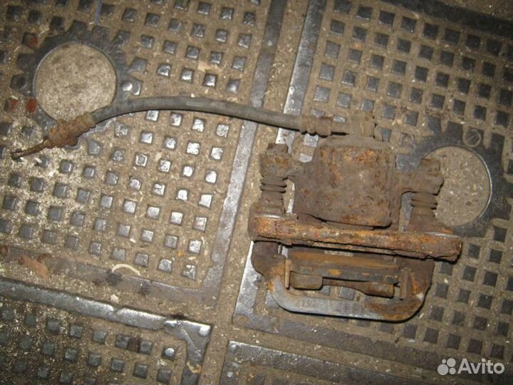 Суппорт задний правый Nissan Qashqai J10