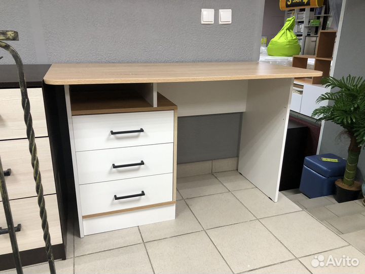 Письменный стол