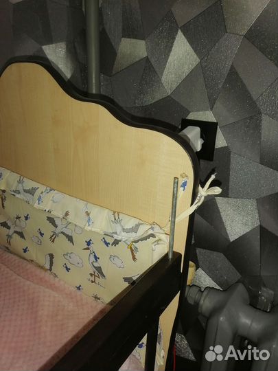 Детская кроватка с маятником и ящиком