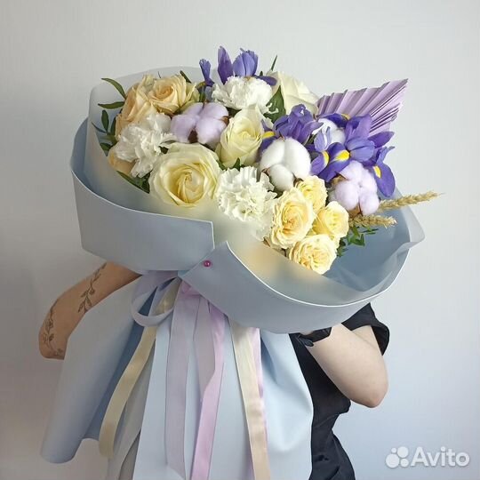 Букет с ирисами и розами