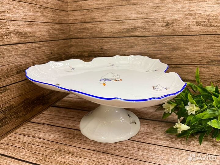 Поднос треуг. на ножке 