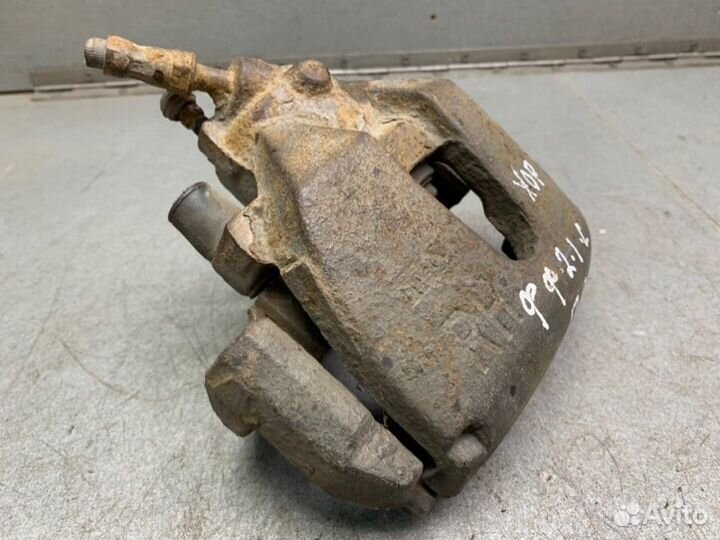 Суппорт передний правый Ford Focus 2 седан 1.6