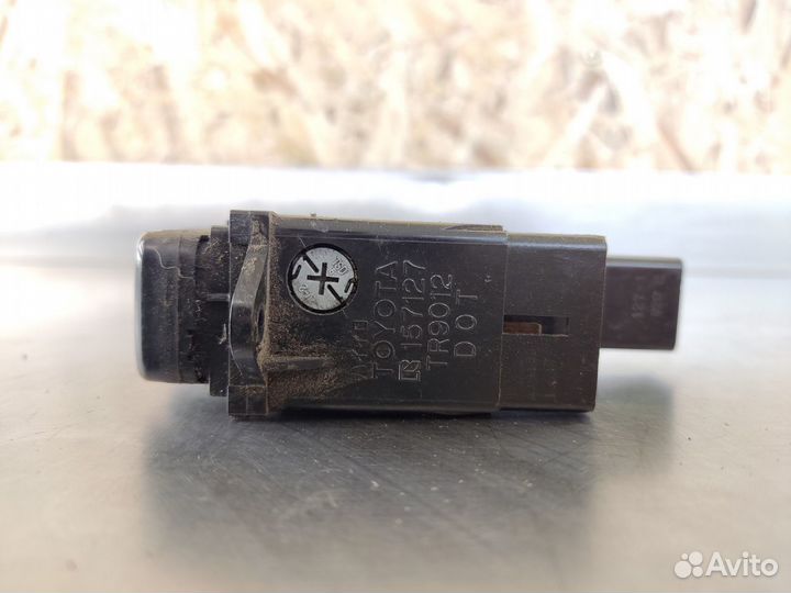 Кнопка аварийной сигнализации Toyota Corolla e10