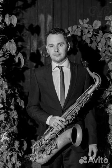 Саксофонист и др музыканты