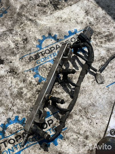 Топливная рампа с форсунками mazda 6 GG L8