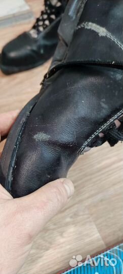 Лыжные ботинки вместе с креплением