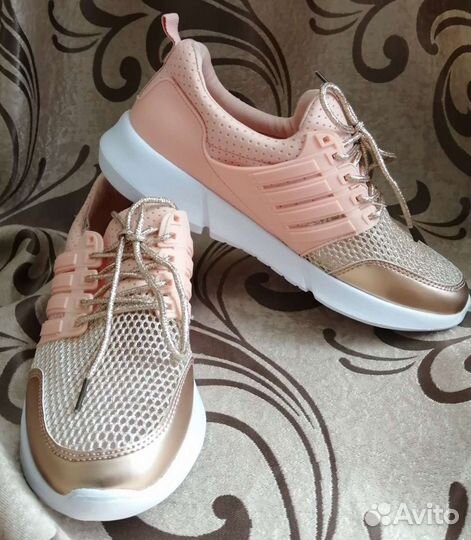 Кроссовки женские