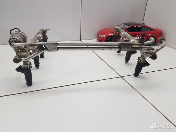 Рейка топливная (рампа) с форсунками (Audi A8)