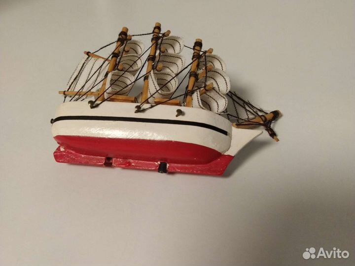 Парусник требующий небольшого ремонта