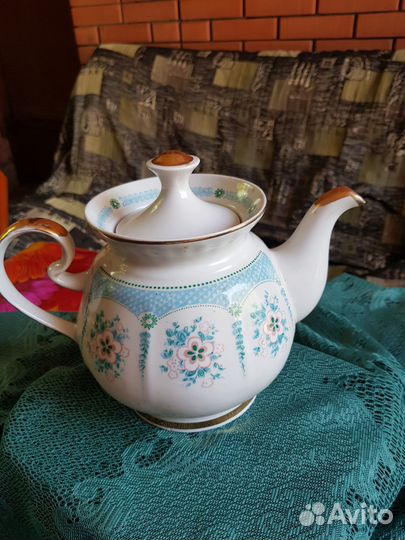 Чайник и сахарница