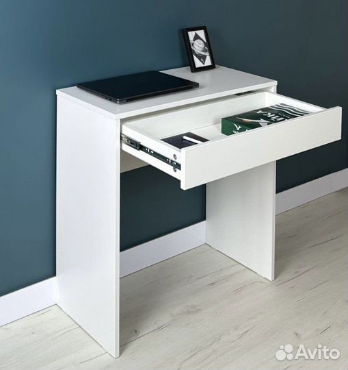 Туалетный/письменный стол. Новый