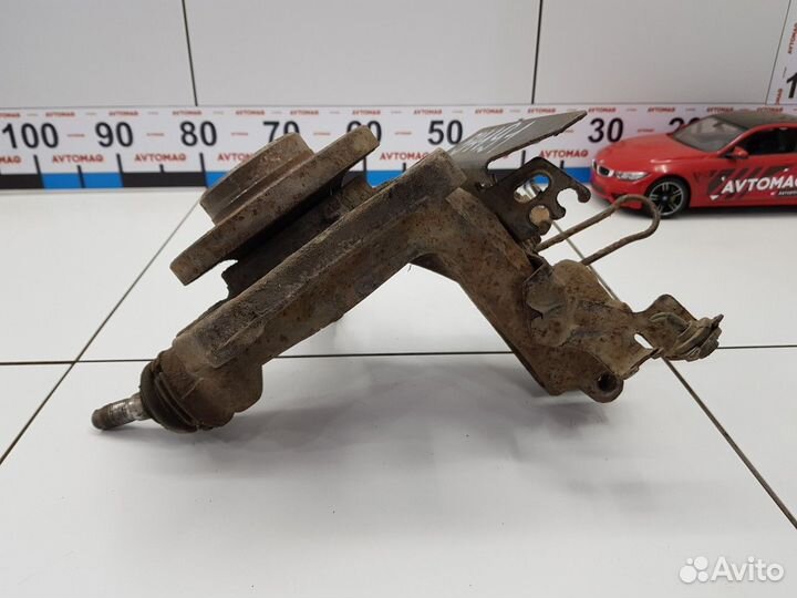 Кулак передний правый в сборе (Citroen C5)