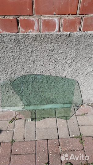 Заднее правое стекло на Mazda 3