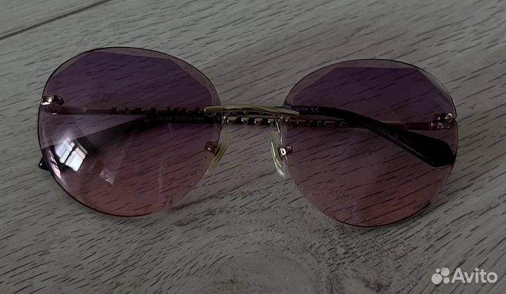Солнцезащитные очки бренда 