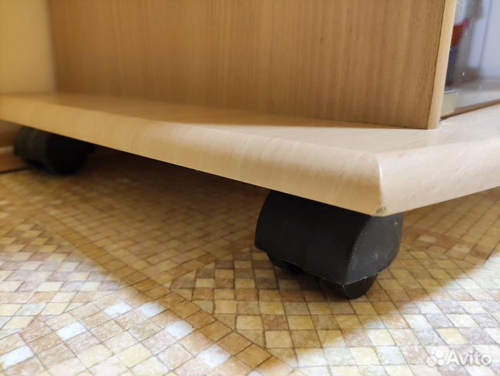 Тумба под телевизор с полочками и колесиками