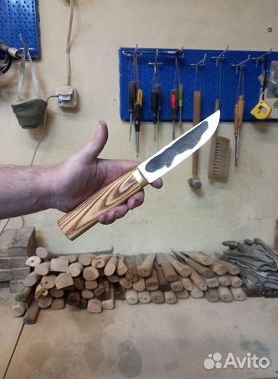 Нож охотничий заточку держит