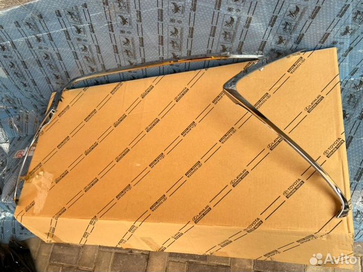 Молдинг решетки радиатора Lexus 2015-2017