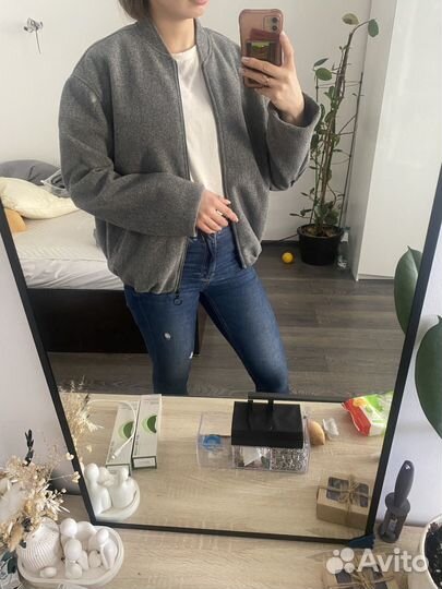 Продаю женскую куртку бомбер