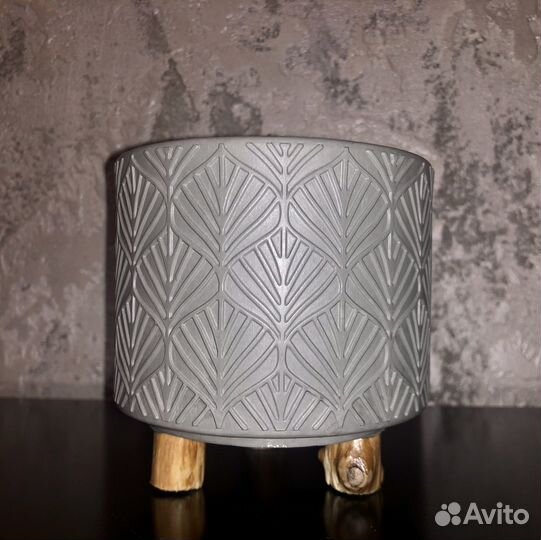 Кашпо на деревянных ножках