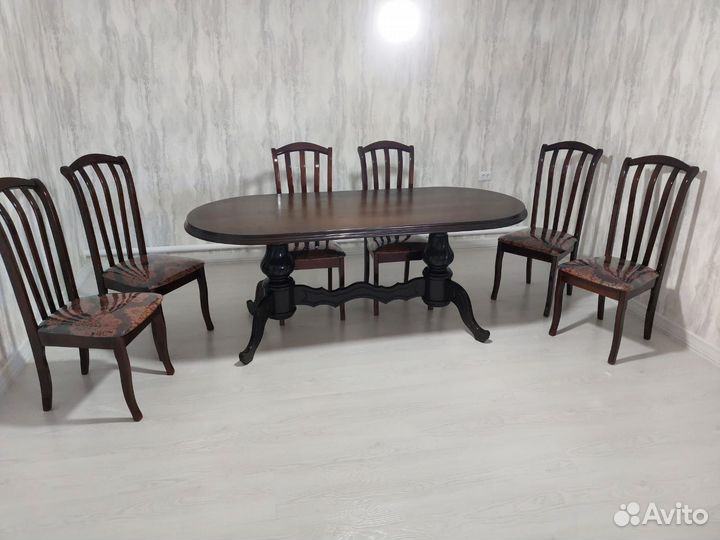 Стол со стульями