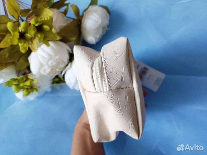 Новая фактурная косметичка Sinsay бежевая