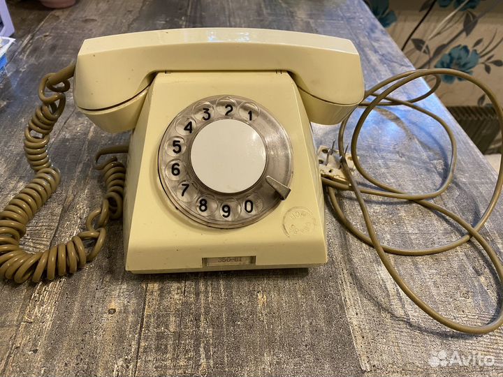 Антикварный телефонный аппарат