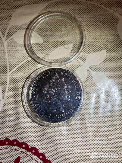 Британия сидит. Серебро 2 фунта 2007 года