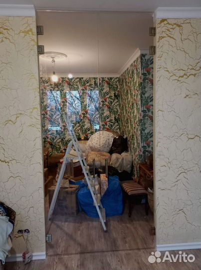 Стеклянная дверь