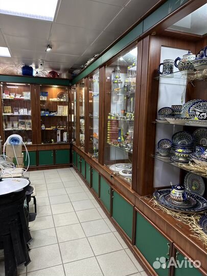 Дубовые витрины для магазина