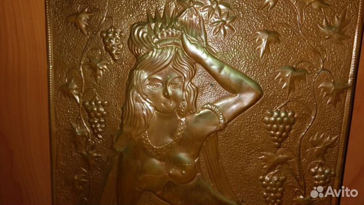 Пано 45х25 чеканка медь Девушка с виноградом 1983